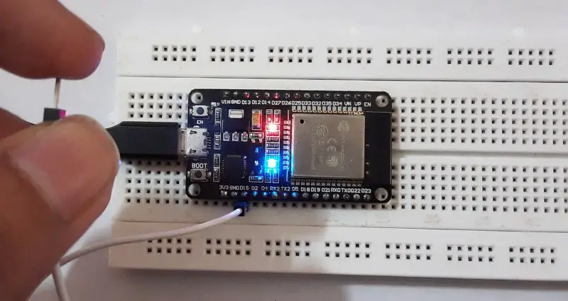 Turning LED ON using ESP32 touch sensor 