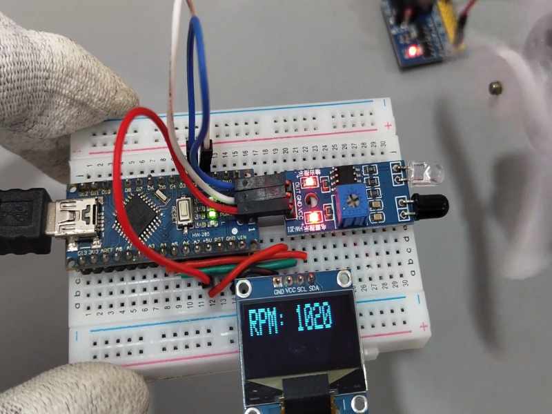 Tachometer build on a breadboard