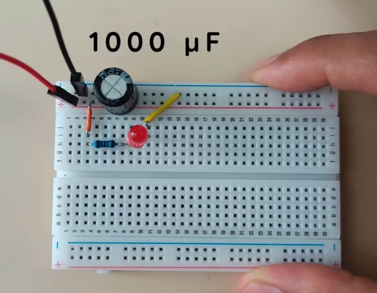 1000 uF capacitor connected across the supply terminals