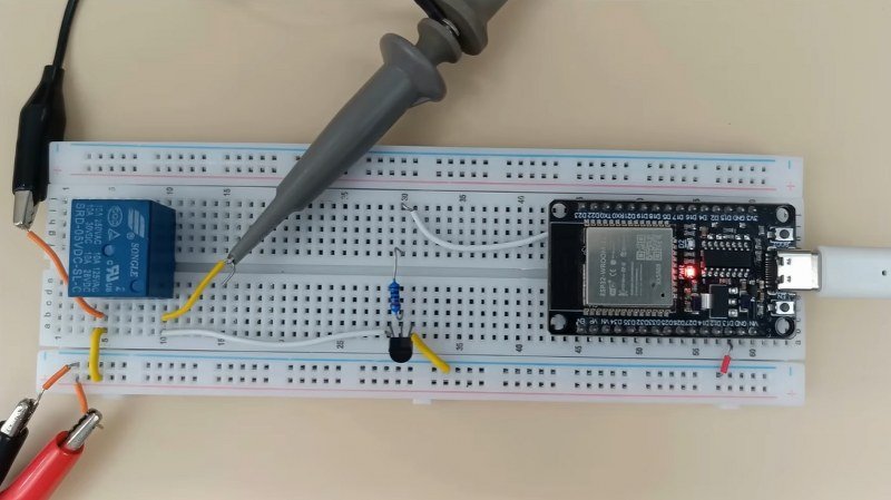 Relay circuit without diode across the coil